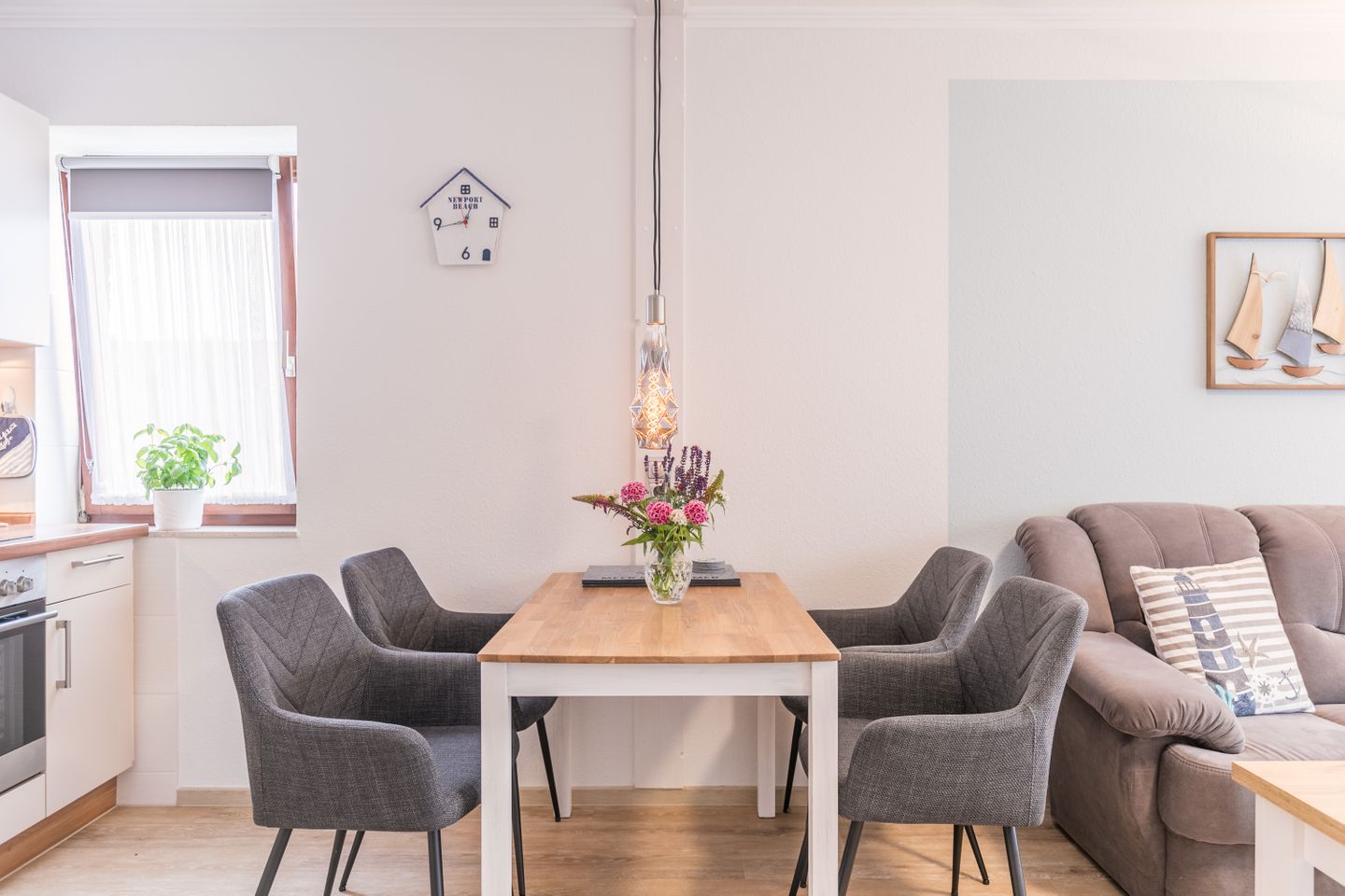 Wohnzimmer mit Esstisch
