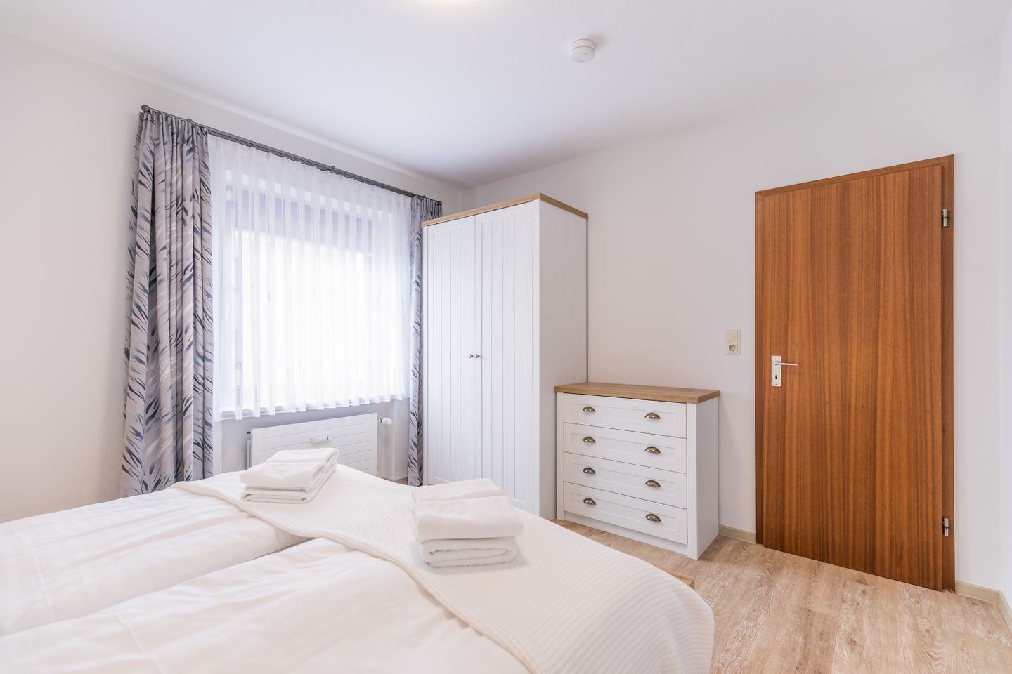 Schlafzimmer mit Kleiderschrank
