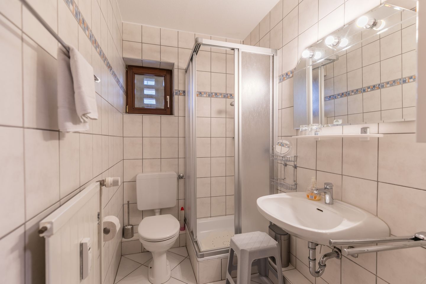 Badezimmer mit Toilette und Dusche