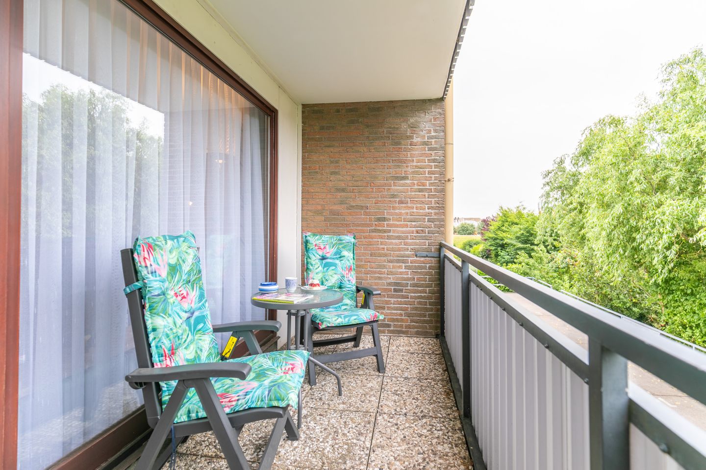 Balkon mit Tisch und 2 Stühlen