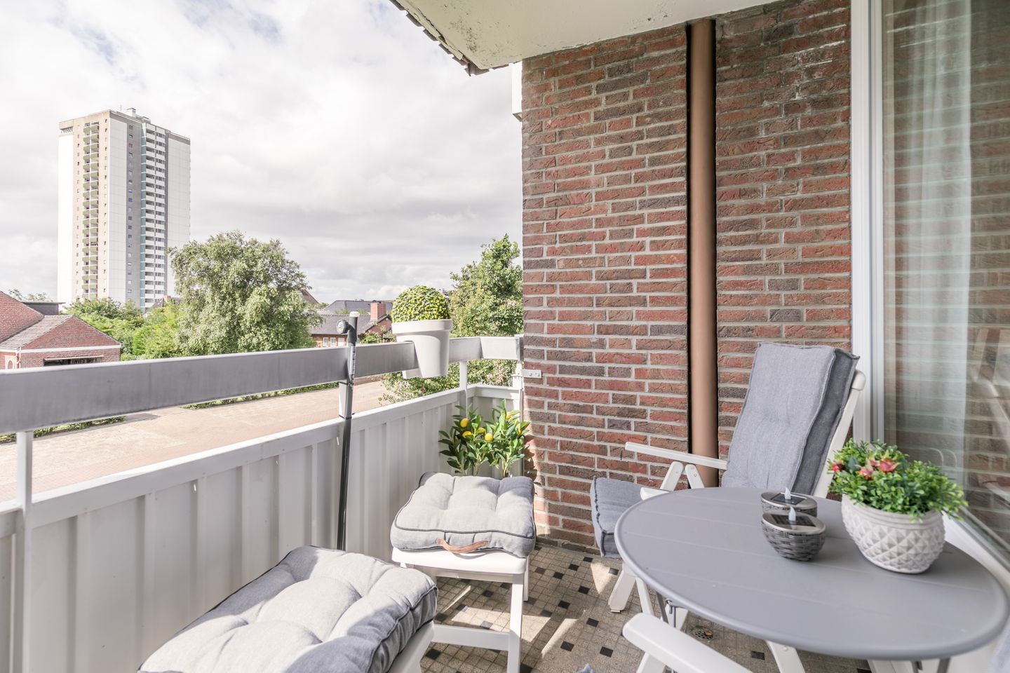 Balkon mit Aussicht auf das Hochhaus
