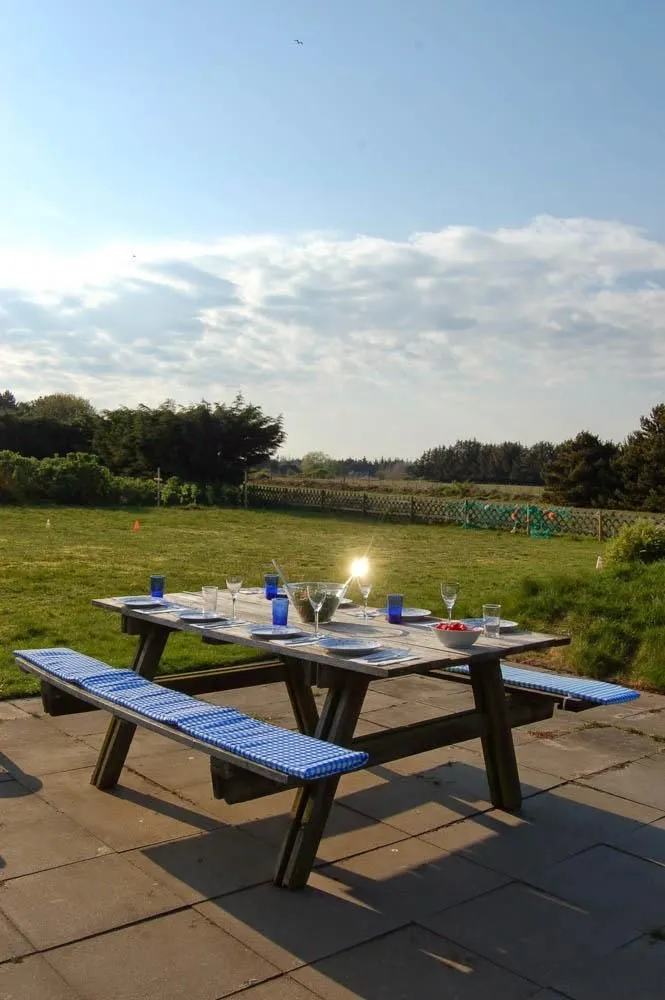 Hüs Sanskiin Ferienwohnung *Hopelfask* Süddorf auf Amrum - Gartentisch am Ferienhaus Sanskiin in Süddorf auf Amrum