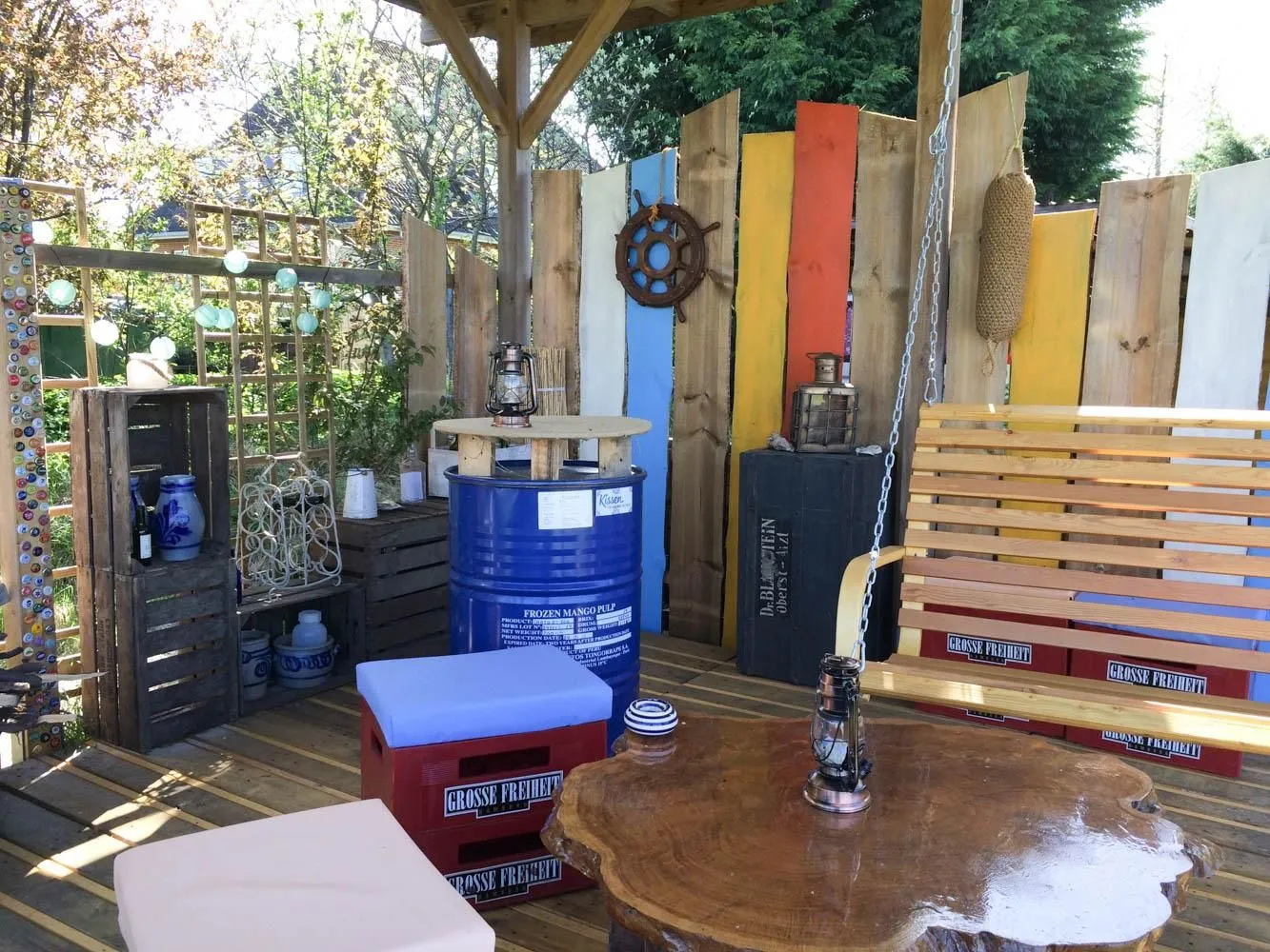 Hüs Sanskiin Ferienwohnung *Hopelfask* Süddorf auf Amrum - Hängebank in einer dekorativen Gartenlaube am Hüs Sanskiin in Süddorf auf Amrum
