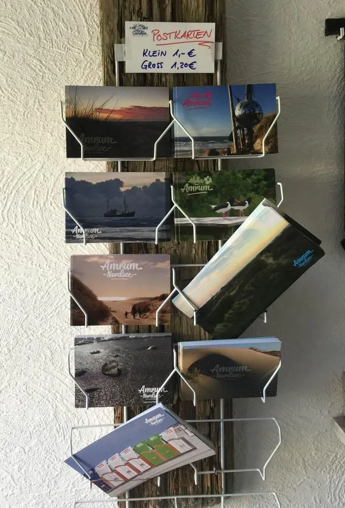 Hüs Sanskiin Ferienwohnung *Hopelfask* Süddorf auf Amrum - Postkartenwand im Hüs Sanskiin in Süddorf auf Amrum