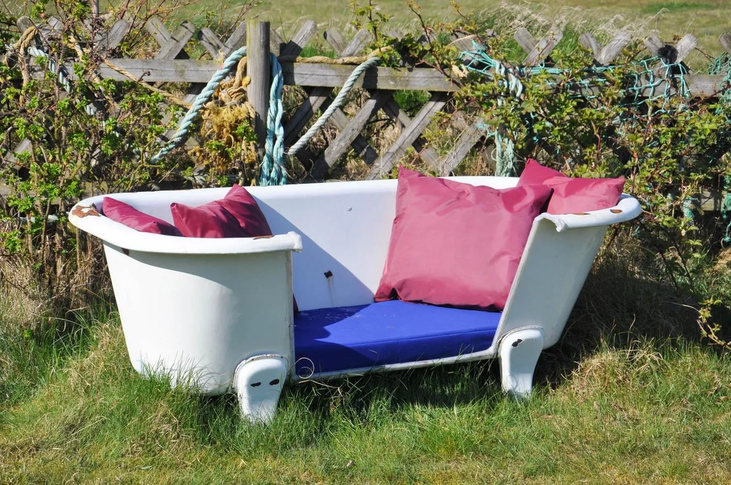 Hüs Sanskiin Ferienwohnung *Hopelfask* Süddorf auf Amrum - Gartensofa am Ferienhaus Sanskiin in Süddorf auf Amrum