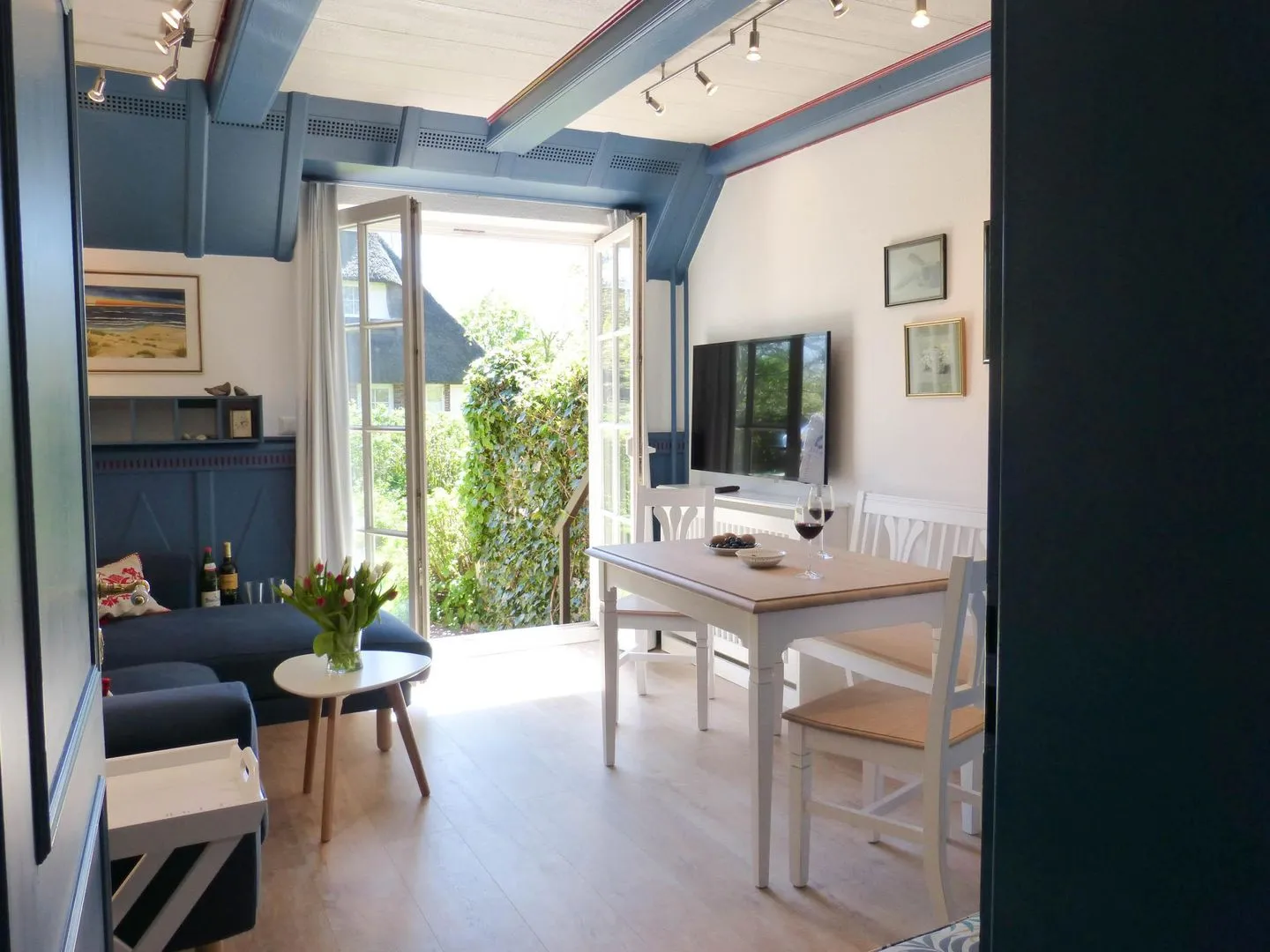 Haus Pesel Ferienwohnung *Reetblick* Norddorf auf Amrum - Wohnzimmer mit Gartenzugang in der Ferienwohnung Reetblick in Norddorf auf Amrum