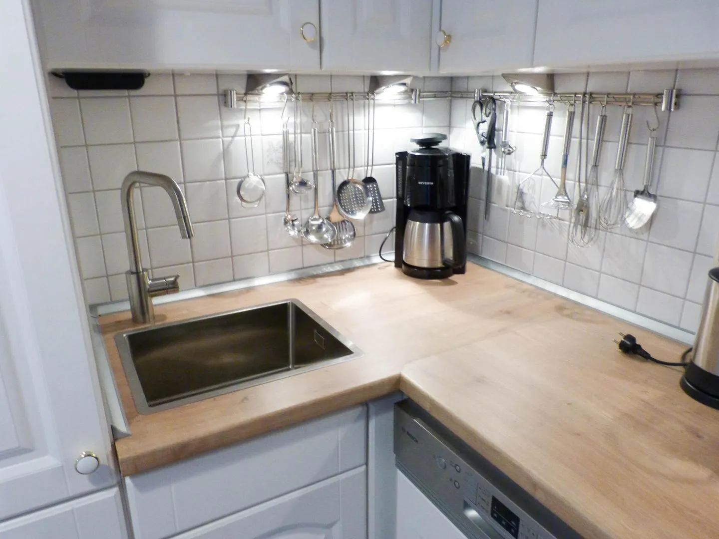 Haus Pesel Ferienwohnung *Reetblick* Norddorf auf Amrum - Spüle und Kochutensilien in der Ferienwohnung Reetblick in Norddorf auf Amrum