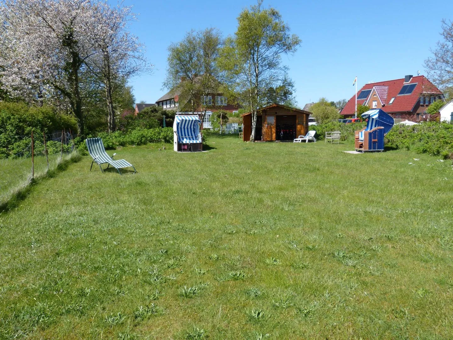 Haus Pesel Ferienwohnung *Reetblick* Norddorf auf Amrum - Strandkörbe im Garten der Ferienwohnung Reetblick in Norddorf auf Amrum