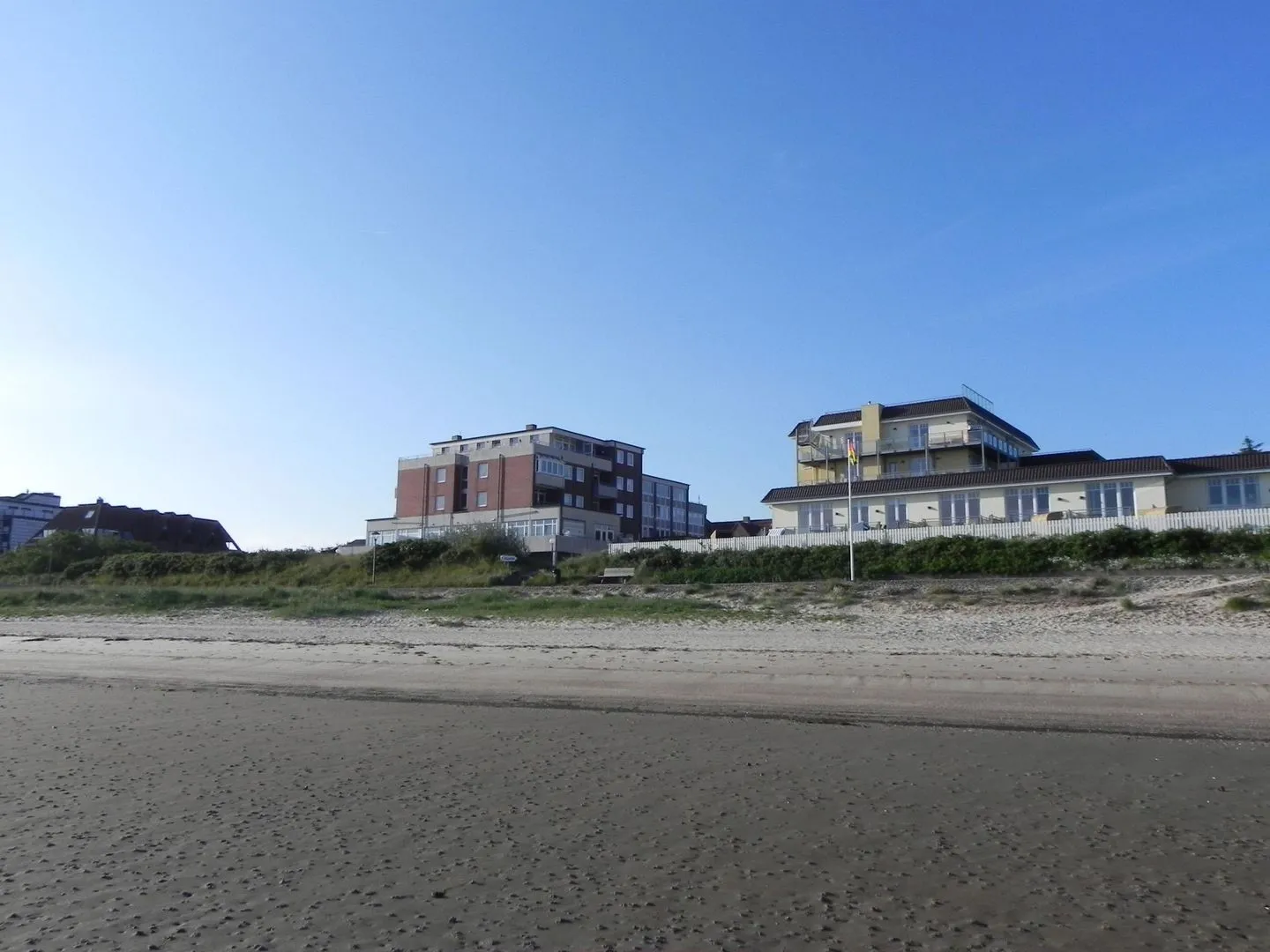 Haus Nordenlicht Ferienwohnung „Dr. Buchholtz" Wittdün auf Amrum - Haus "Nordenlicht" (links) - Hausansicht