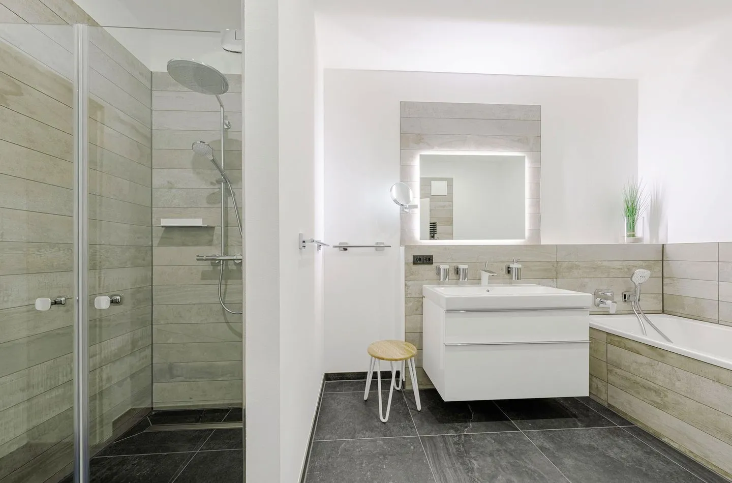 Strandlilie Wustrow - Badezimmer mit Dusche und Badewanne