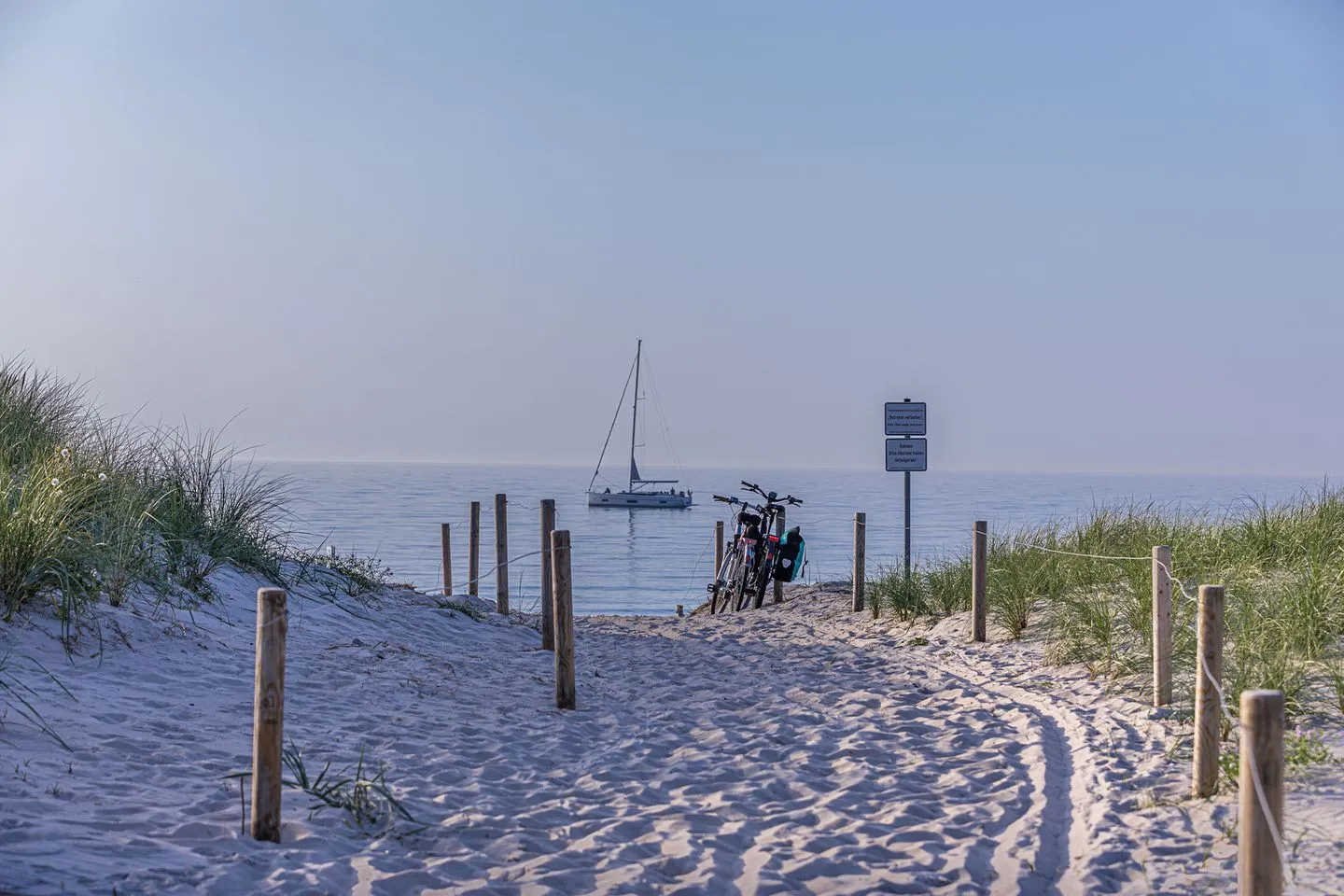 Strandlilie Wustrow - Strandaufgang mit Blick auf ein Segelboot
