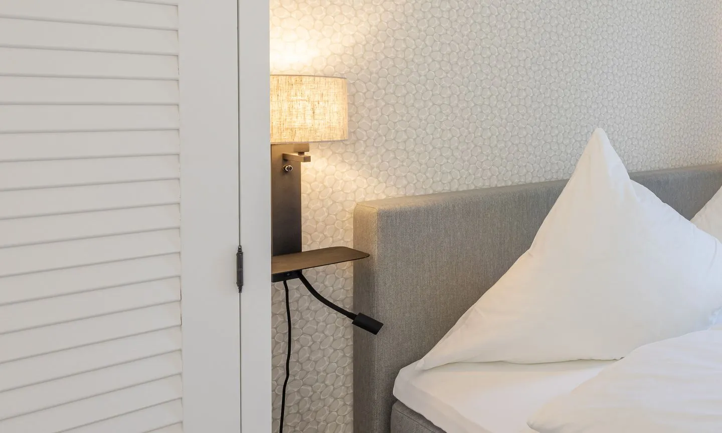 Strandglück - mit Balkon & Meerblick, direkt am Strand - Bett