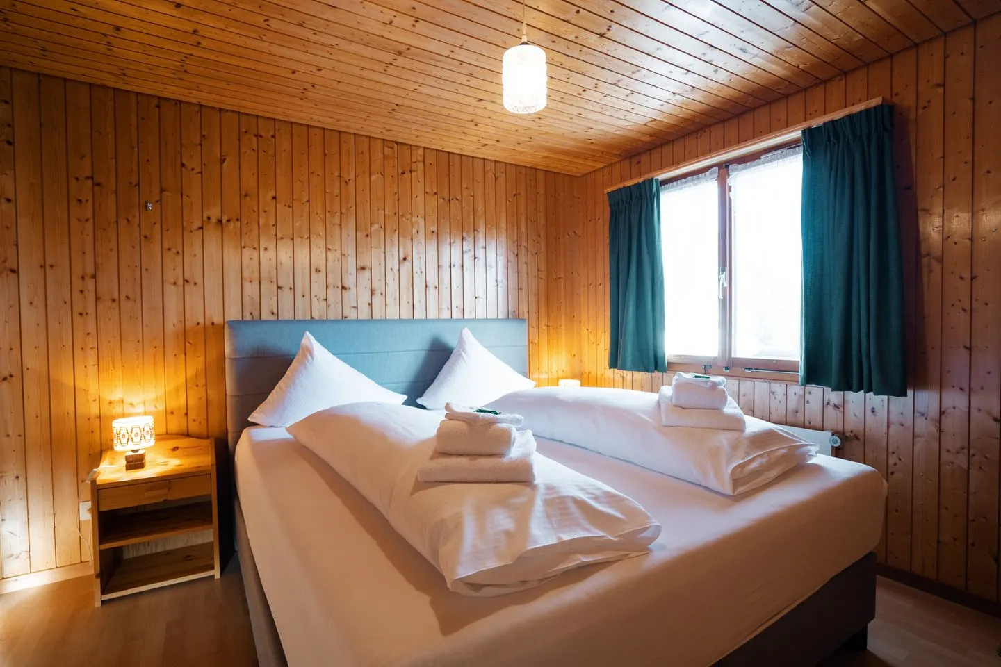 Apartment Bergdohle Amden - Schlafzimmer mit Doppelbett