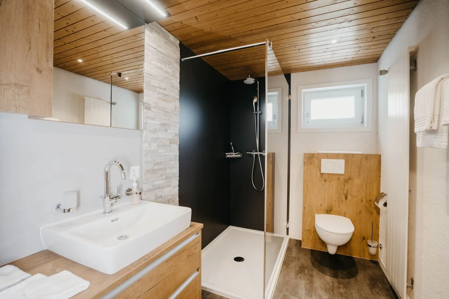 Apartment Bergdohle Amden - Badezimmer mit moderner Dusche