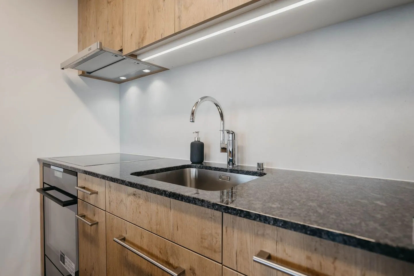 Apartment Bergdohle Amden - Küche mit Ofen