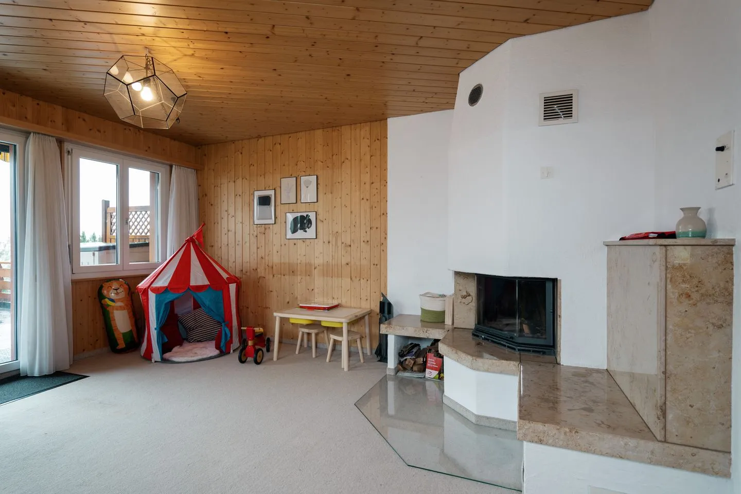 Ferienhaus Bergblick Arvenbüel - Kamin und Spielecke
