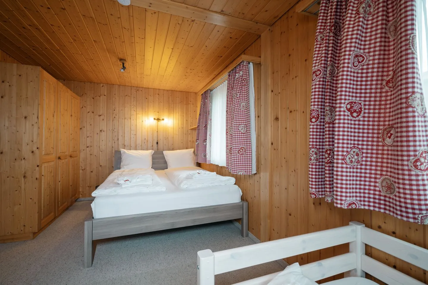 Ferienhaus Bergblick Arvenbüel - Schlafzimmer mit Doppelbett und Einzelbett