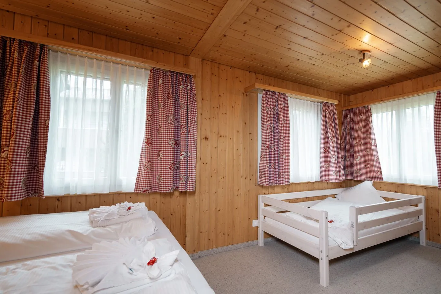 Ferienhaus Bergblick Arvenbüel - Schlafzimmer mit Doppelbett und Einzelbett