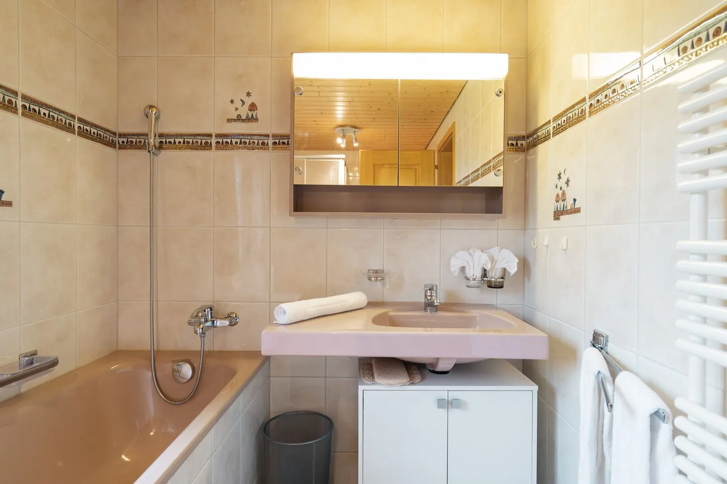 Ferienhaus Bergblick Arvenbüel - Badewanne und Lavabos