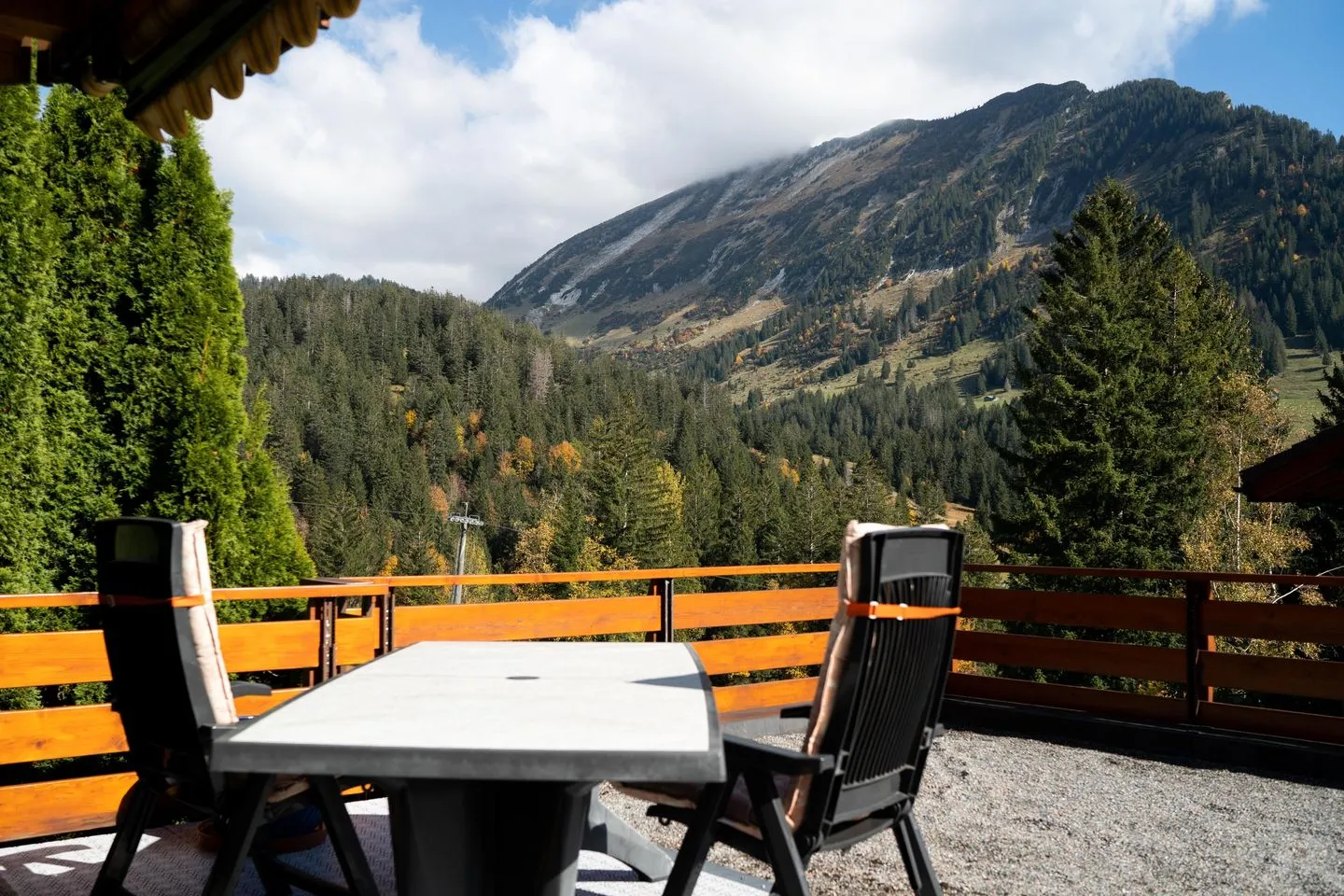 Ferienhaus Bergblick Arvenbüel - Terrasse mit Blick auf den Leistchamm