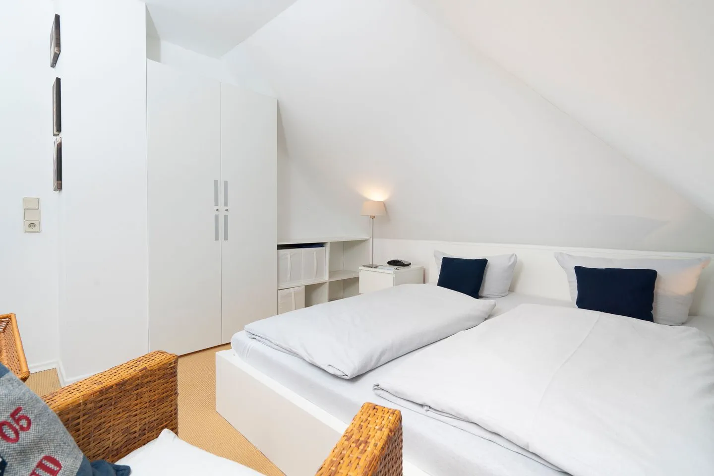 Ferienwohnung "Haus am Kurpark App. 11" Scharbeutz - Bett, Doppelbett, Nachttisch, Schrank