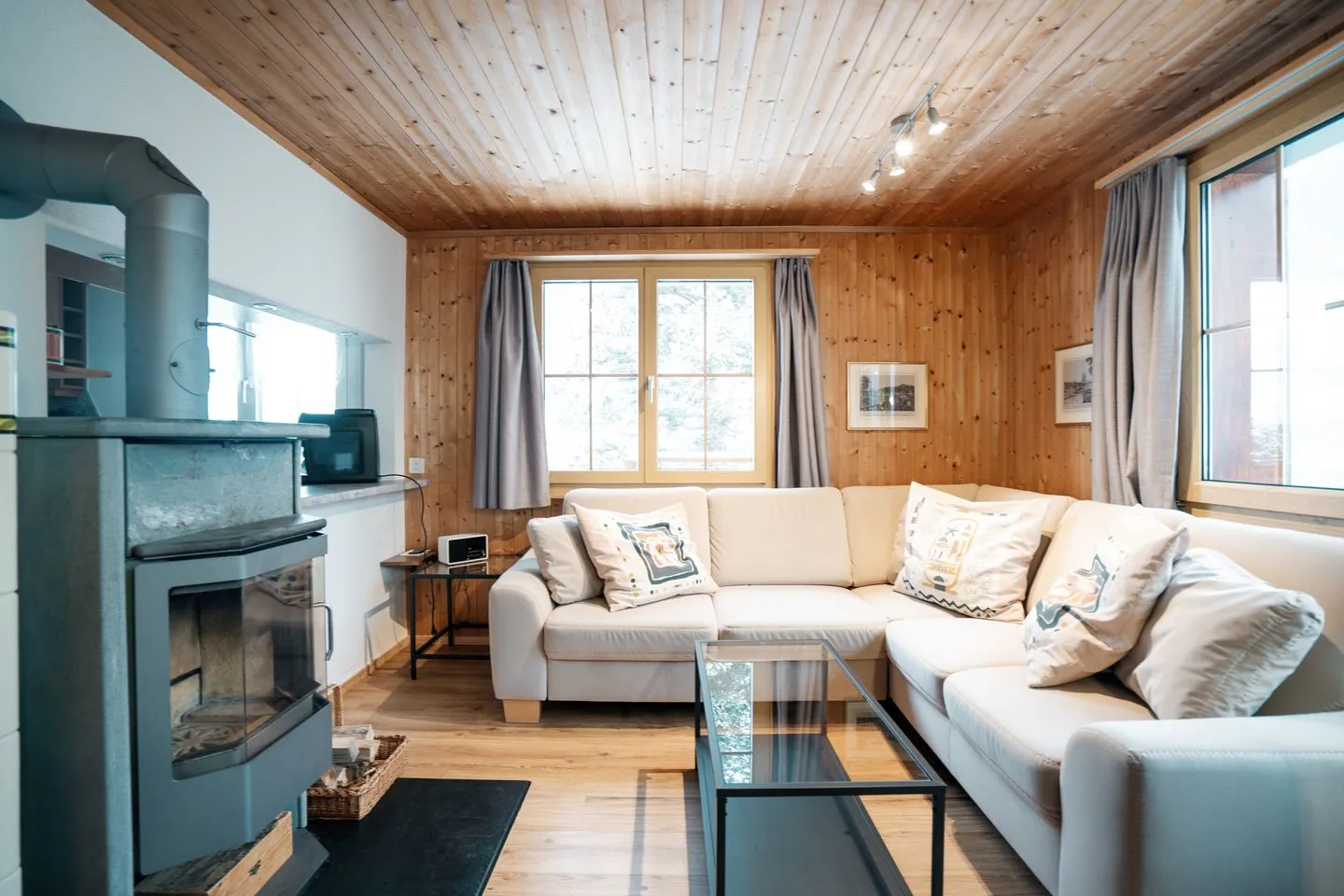 Chalet Chapfwald Arvenbüel - Wohnzimmer mit Sofa und Cheminée