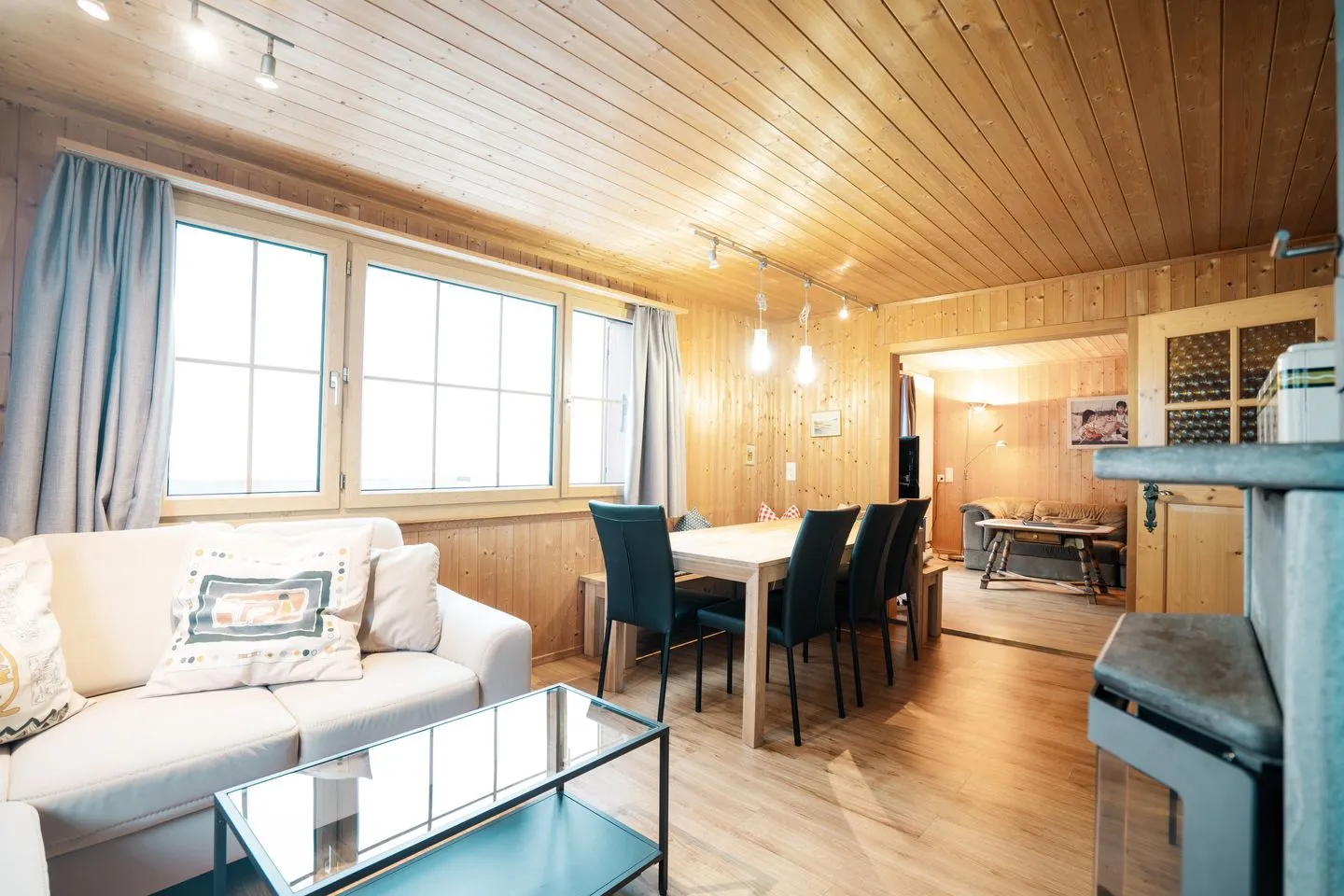 Chalet Chapfwald Arvenbüel - Wohnzimmer mit Esstisch