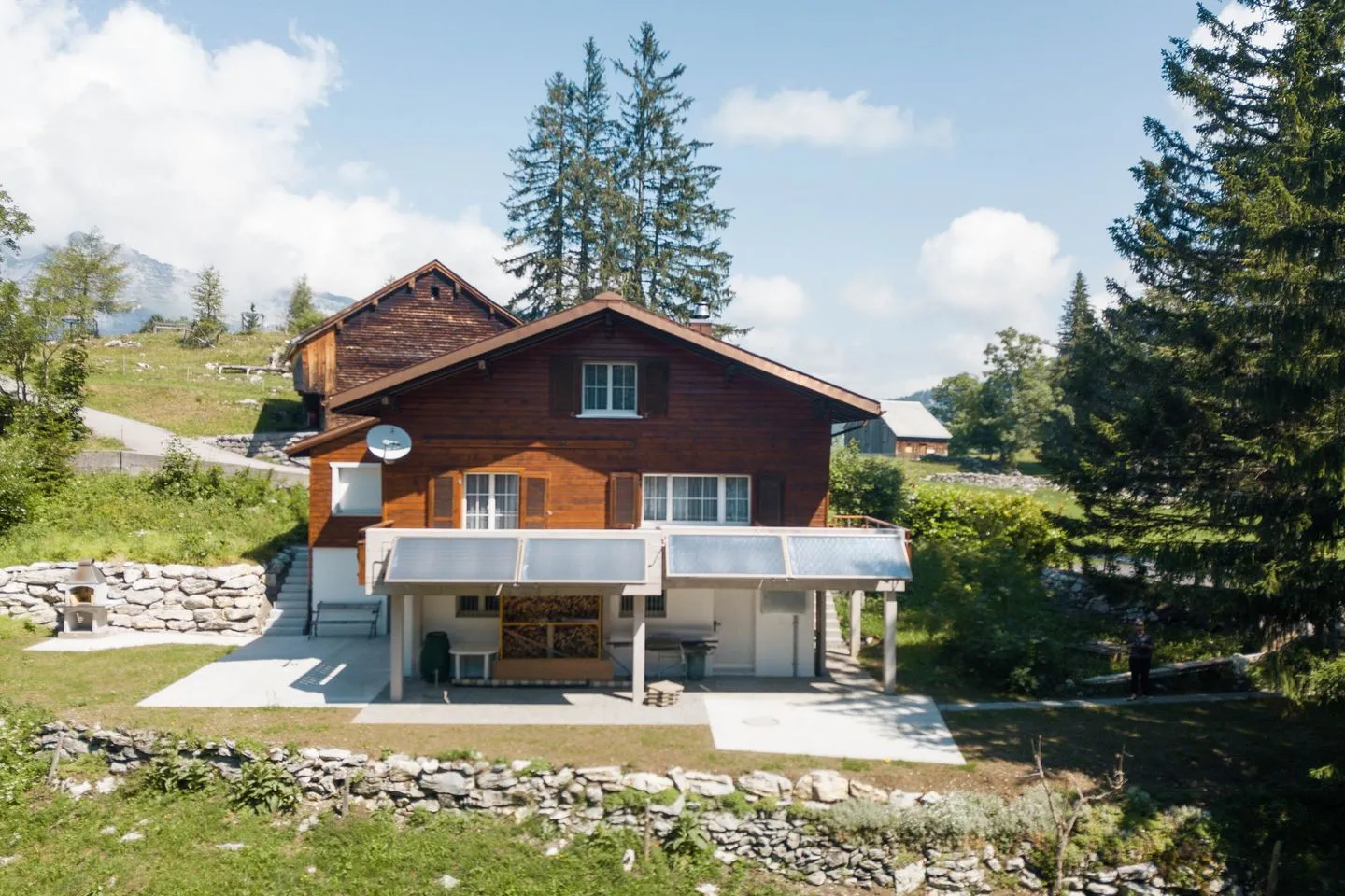 Chalet Chapfwald Arvenbüel - Aussenansicht im Sommer