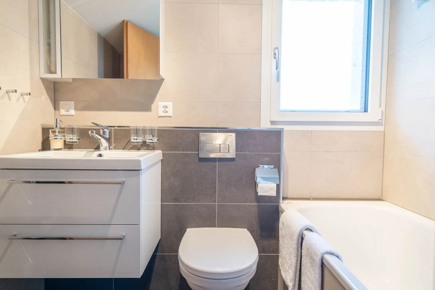 Chalet Chapfwald Arvenbüel - Badezimmer mit Badewanne