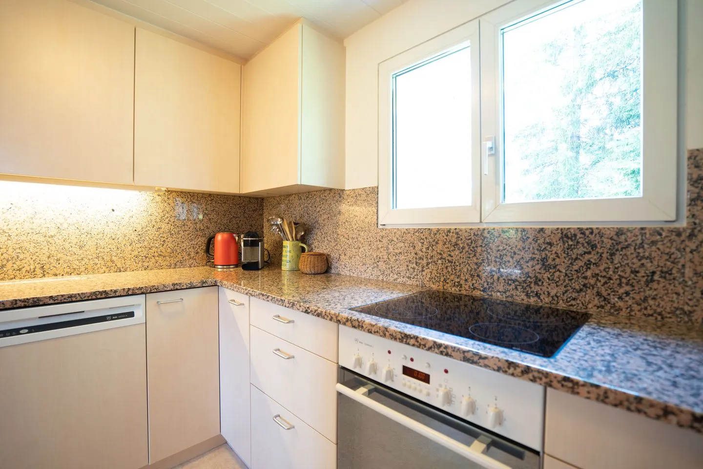 Chalet Sönderli Arvenbüel - Küche mit Herdplatte