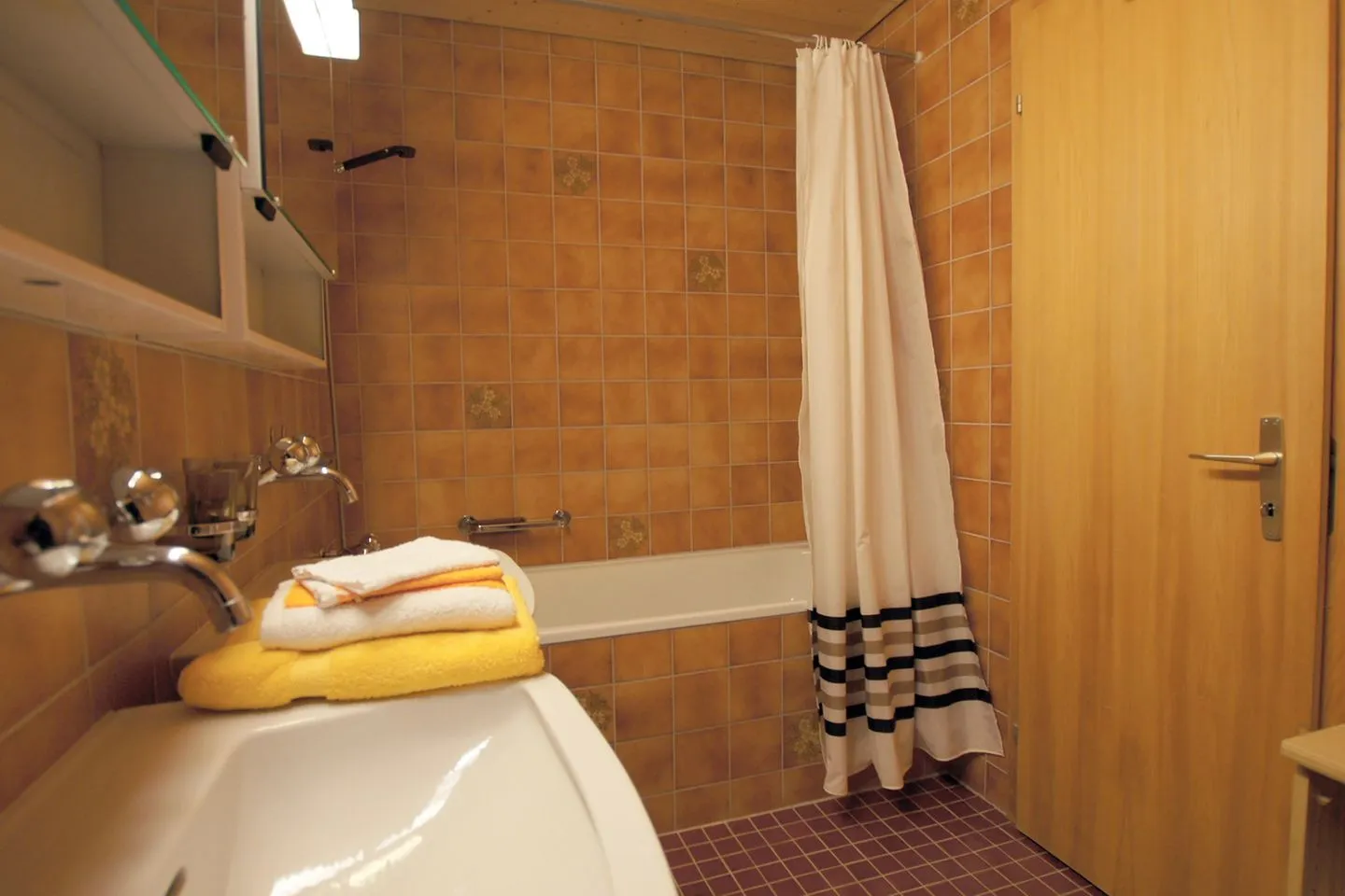 Apartment Kaiser Arvenbüel - Badezimmer mit Badewanne