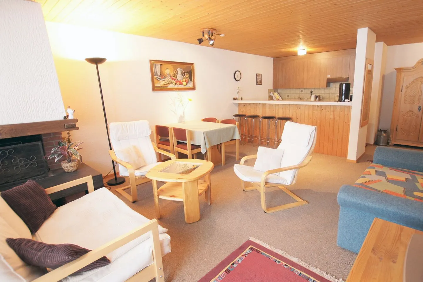 Apartment Kaiser Arvenbüel - Wohnzimmer mit Sofa und Cheminée