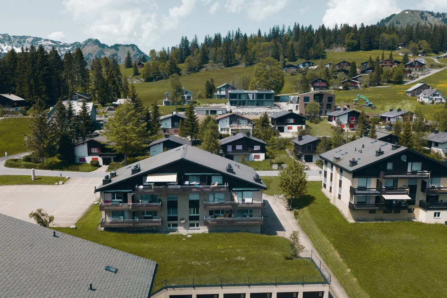 Apartment Kaiser Arvenbüel - Hausansicht im Sommer