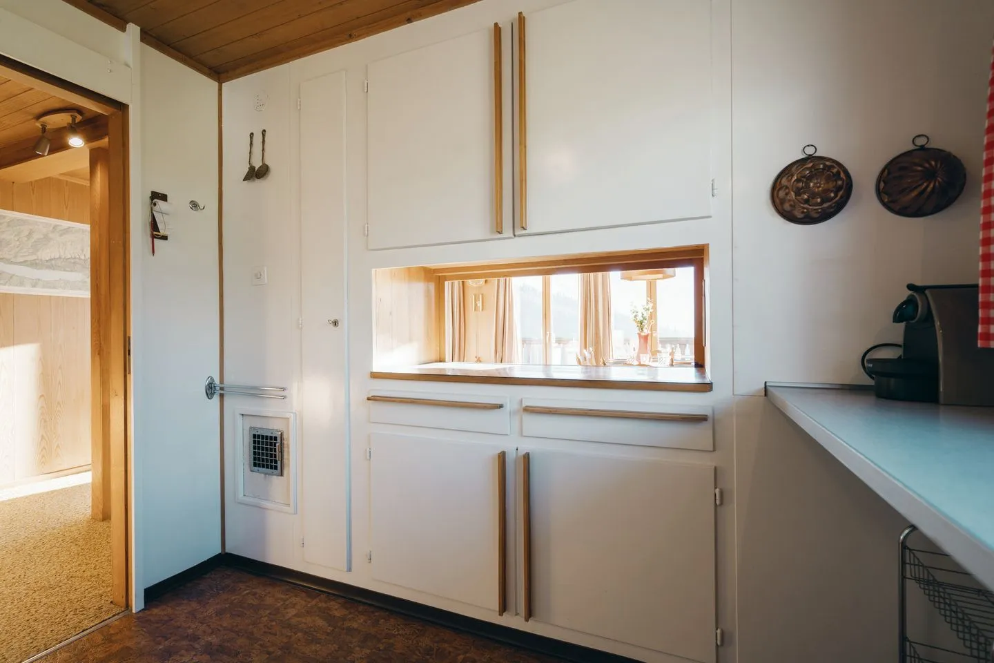 Chalet Engihalde Amden - Küche mit Durchreiche