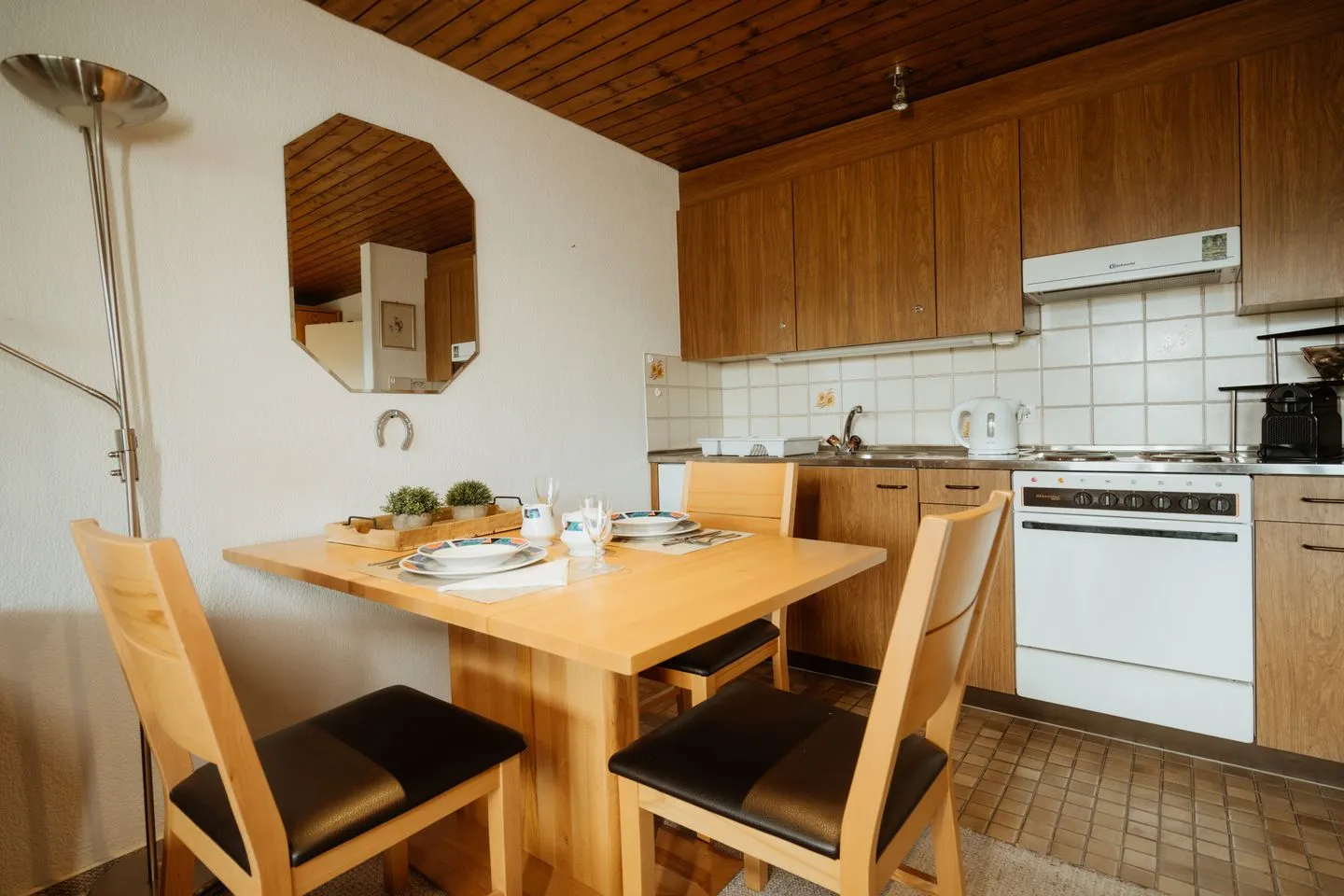 Apartment Alpenglühen Arvenbüel - Dining table and kitchen
