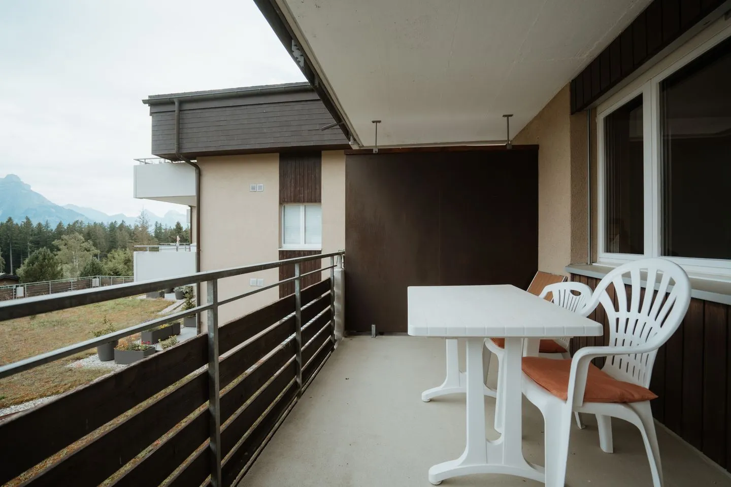Apartment Alpenglühen Arvenbüel - Balcony with view on the mountains