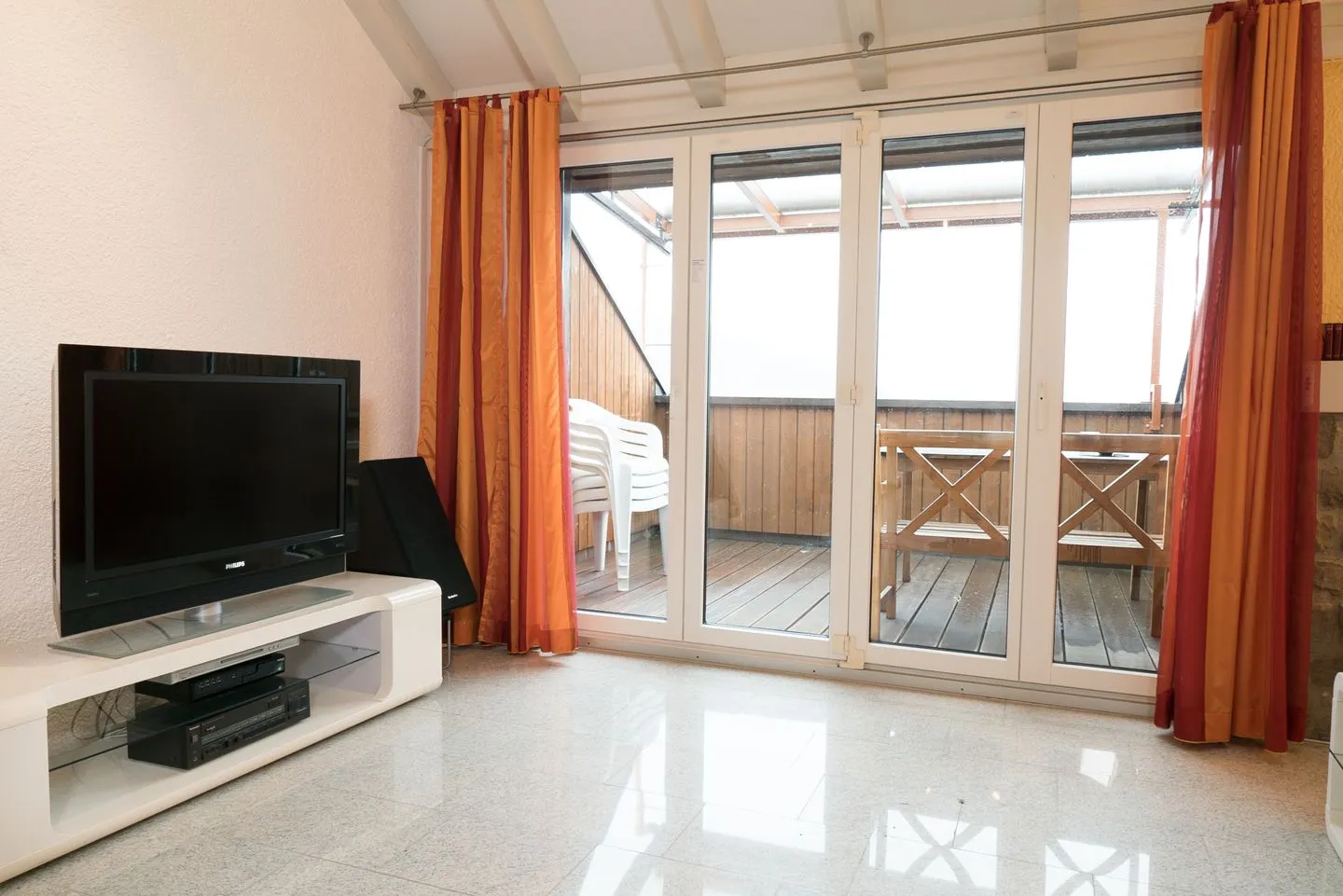 Apartment Hinterberg Amden - Livingroom with balcony access