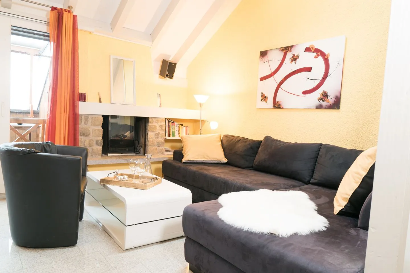 Apartment Hinterberg Amden - Livingroom with couch and cheminée