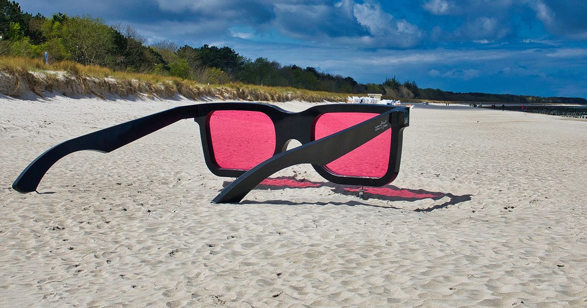 Skulptur einer großen Sonnenbrille am Strand