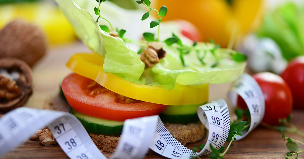 Gesund belegtes Brot und Maßband