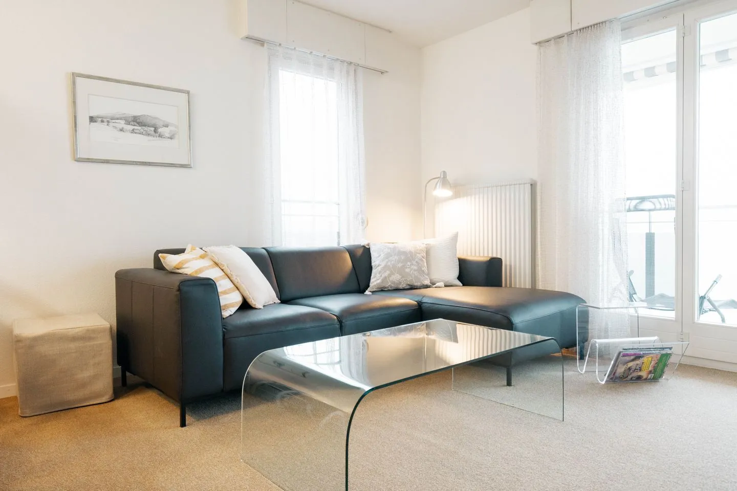 Apartment Morgensonne Amden - Gemütliches Sofa im Wohnzimmer mit Zugang zum Balkon