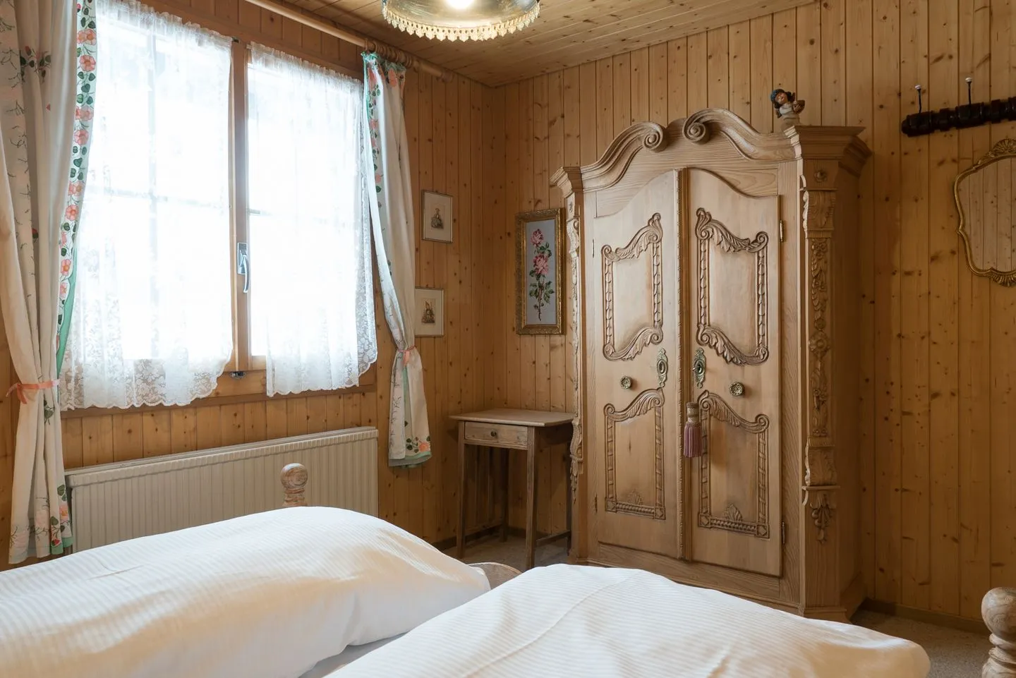 Chalet Theresia Arvenbüel - Wardrobe in Chalet-style