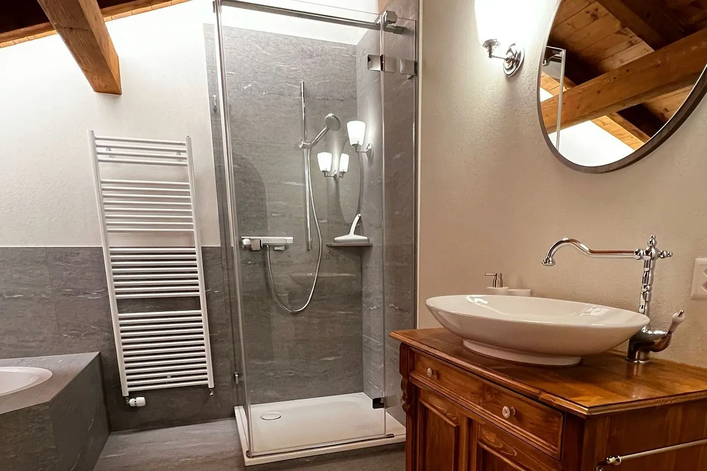 Apartment zum Leist Arvenbüel - Nebst einer Badewanne steht auch eine Dusche zur verfügung
