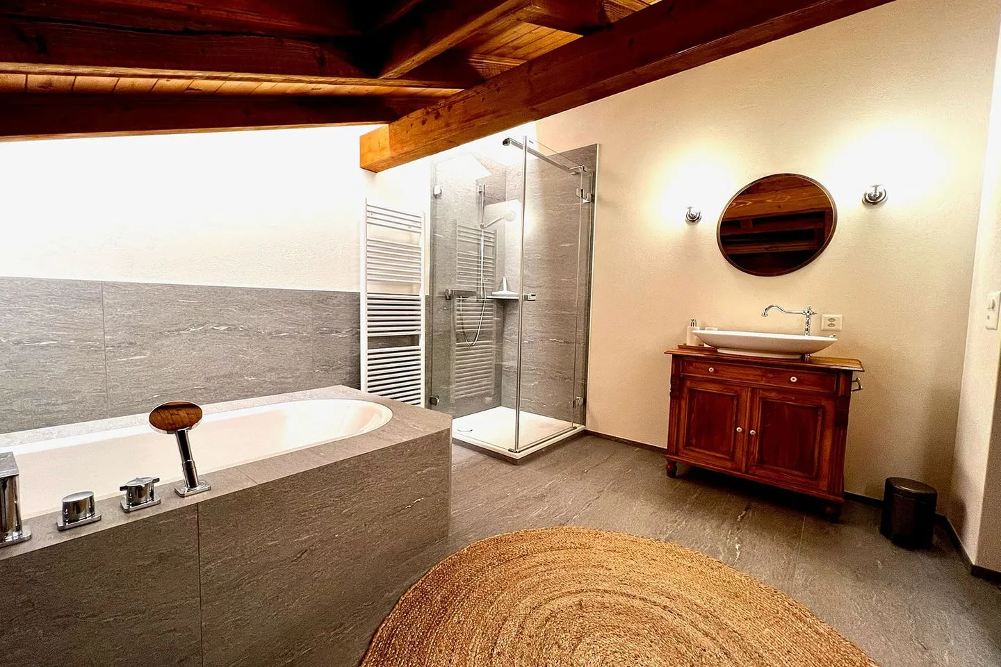 Apartment zum Leist Arvenbüel - Das neu renovierte Badezimmer bringt ein Stück Wellness ins Apartment