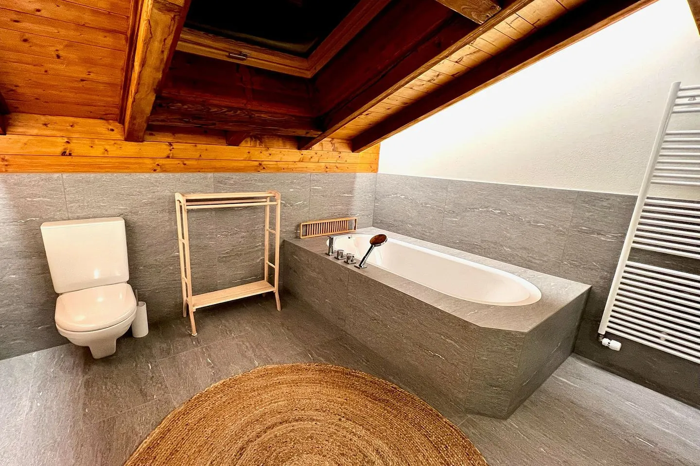Apartment zum Leist Arvenbüel - In der Badewanne kann man sich gut entspannen