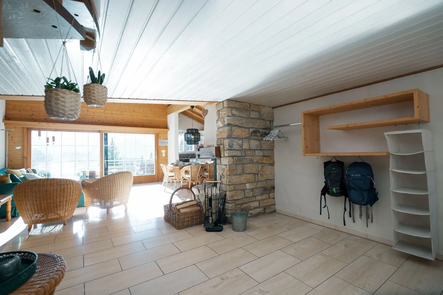 Apartment zum Leist Arvenbüel - Der Eingangsbereich ist offen und verschafft einen Blick ins Wohnzimmer