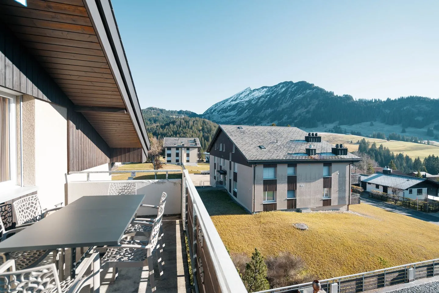 Apartment zum Leist Arvenbüel - Auf dem Balkon kann man die Aussicht geniessen