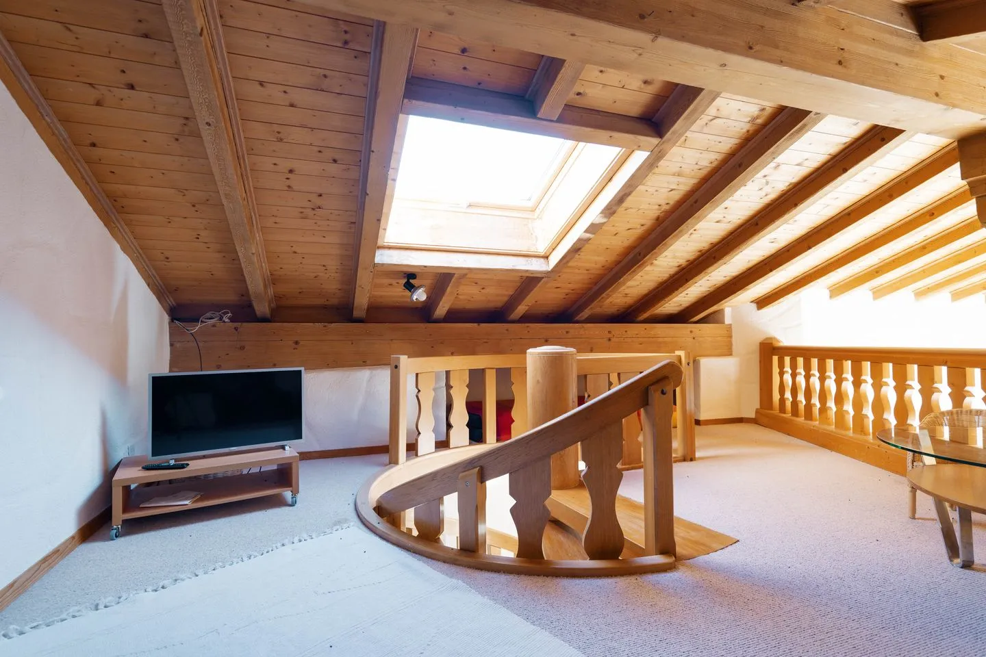 Apartment zum Leist Arvenbüel - Auf der Galerie kann man gemütlich einen Film schauen