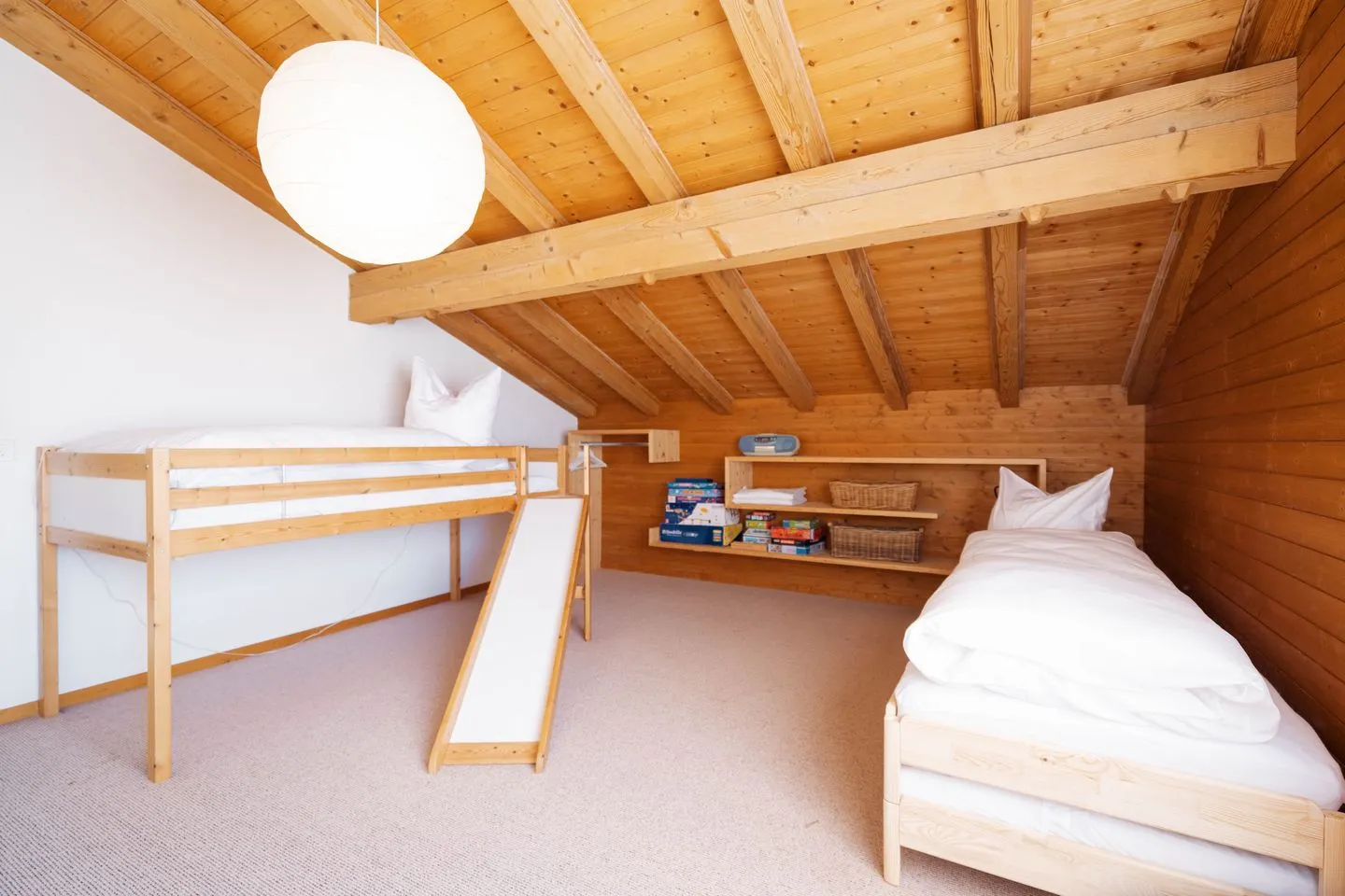 Apartment zum Leist Arvenbüel - Das Kinderzimmer hat ein Hochbett mit einer Rutschbahn und ein Stapelbett