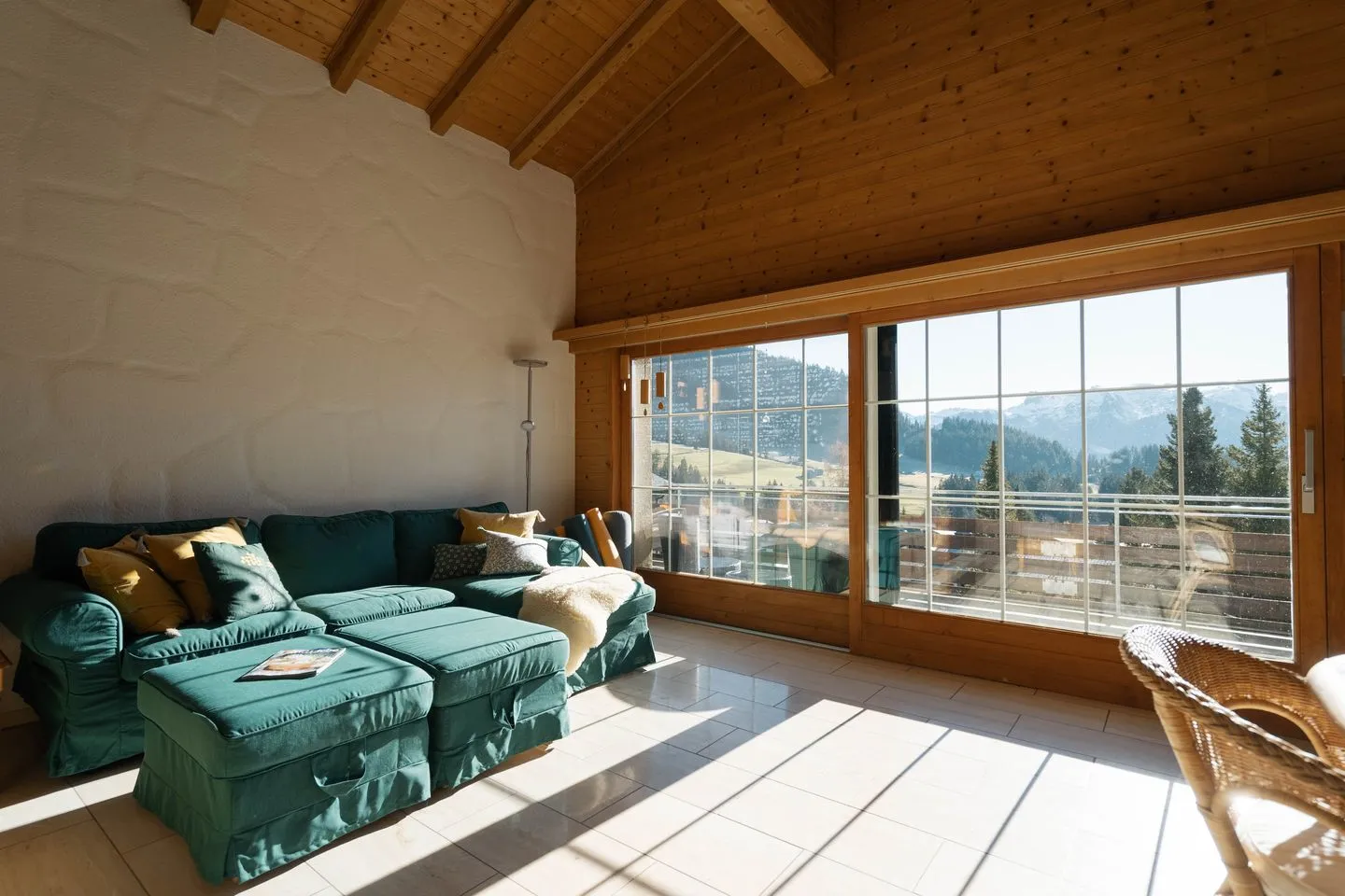 Apartment zum Leist Arvenbüel - Das Wohnzimmer bietet mit der grossen Fensterfront einen tollen Ausblick